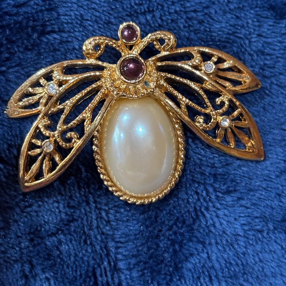 Avon stamped Flight Bee Brooch gold tone with clear and purple accents.